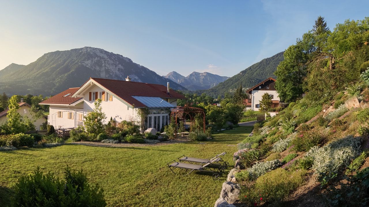 Ausblick von der Terrasse auf das Ruhpoldinger Alpenpanorama Ausblick von der Terrasse auf das Ruhpoldinger Alpenpanorama